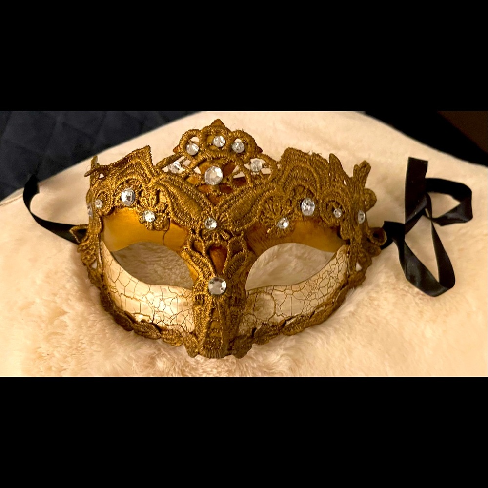 NWT Women’s Beige Bedazzled Costume Face Mask